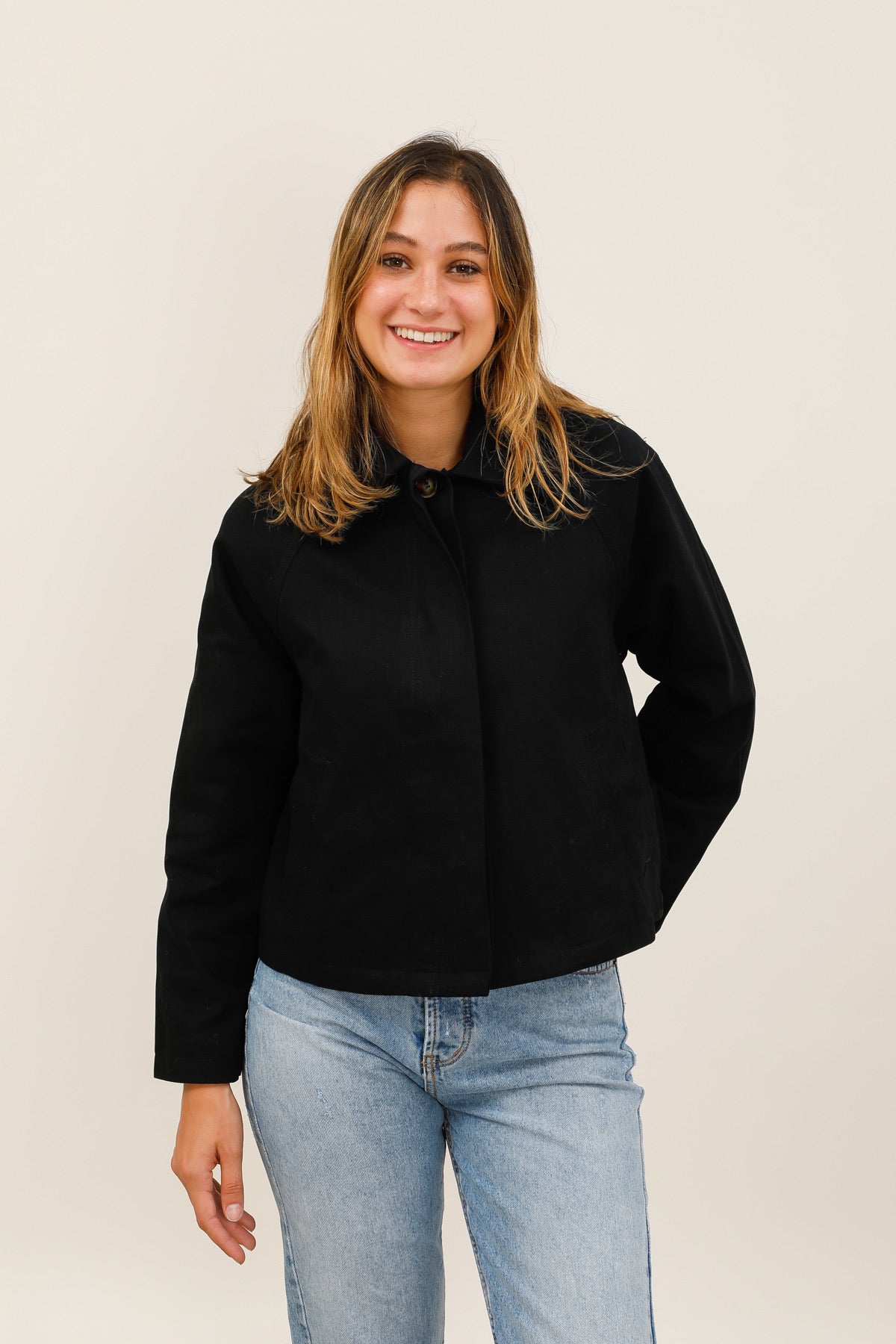Kort Trench coat: Overgangs jakke med ternet foer. Vælg mellem sort og camel.