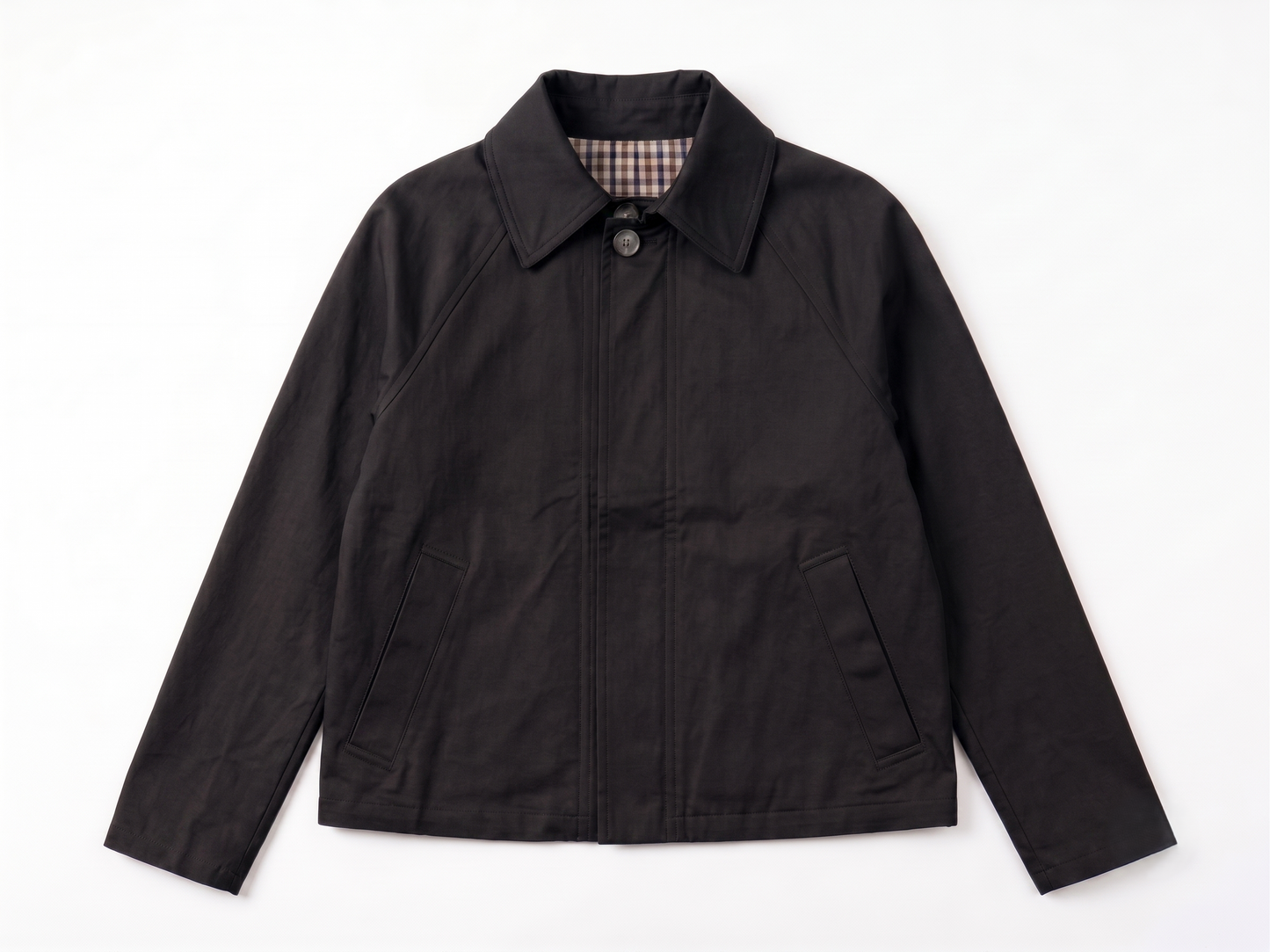 Kort Trench coat: Overgangs jakke med ternet foer. Vælg mellem sort og camel.