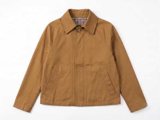 Kort Trench coat: Overgangs jakke med ternet foer. Vælg mellem sort og camel.